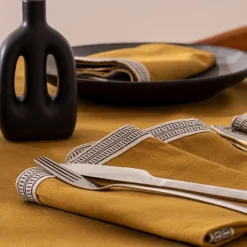 ATMOSPHERA CREATEUR D'INTERIEUR - Ensemble nappe et 6 serviettes inuit coton jaune ocre 250x150cm