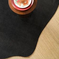 DÉCOWEB - Tapis contemporain de forme organique - hypnose - noir velours - 160 x 240 cm