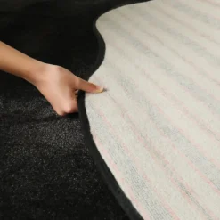 DÉCOWEB - Tapis contemporain de forme organique - hypnose - noir velours - 120 x 180 cm