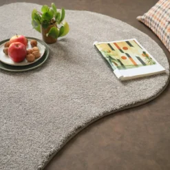 DÉCOWEB - Tapis contemporain de forme organique - influence - grège clair - 120 x 180 cm