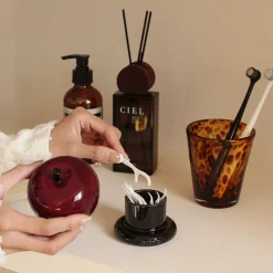 DOWNYPAWS - Pot à cure - dents en céramique en forme de pomme rouge (8x8 cm)